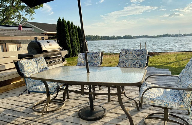 Spacious 4-bedroom Waterfront house in beautiful Russells Point with WiFi!