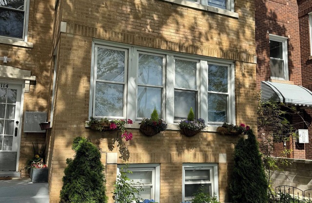 Spacious 4-bedroom apartment with fitness room, WiFi in delightful Chicago