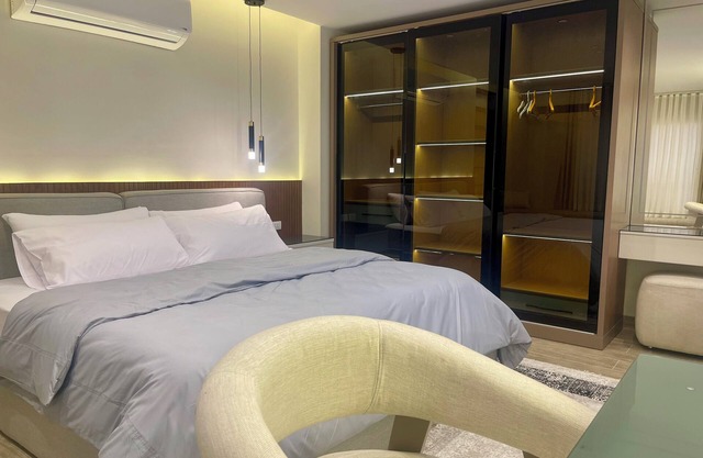 Spacious 4-bedroom apartment in lovely Giza with AC, WiFi