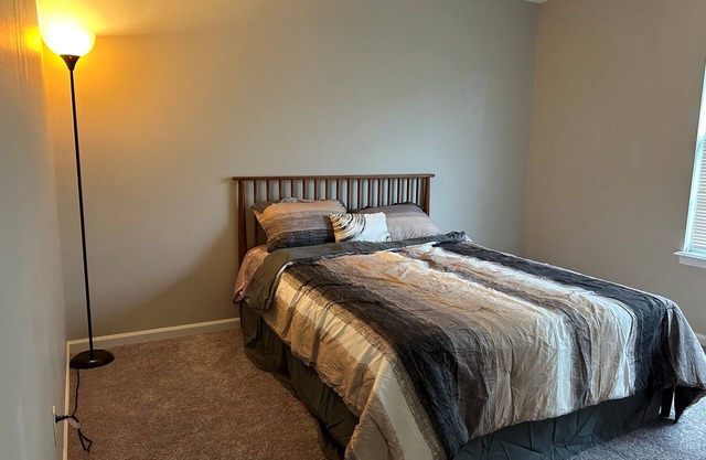 Spacious 4-bedroom building in awesome Fishers with AC, WiFi