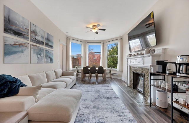 Spacious 4-bedroom condo in wonderful Chicago with WiFi, AC