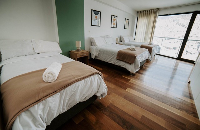 Spacious 4 Bedroom Full Apartment, a few Minutes From the Main Square