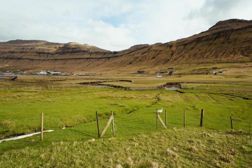 Spacious 4-Bedroom House - Scenic Views - Parking
