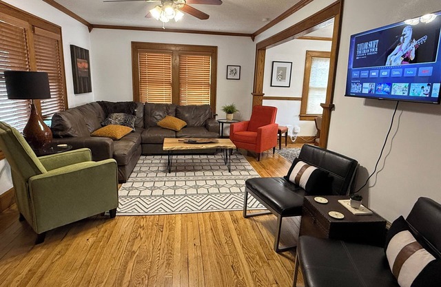 Spacious 4-bedroom house central to Des Moines near Drake Univ. Fenced yard