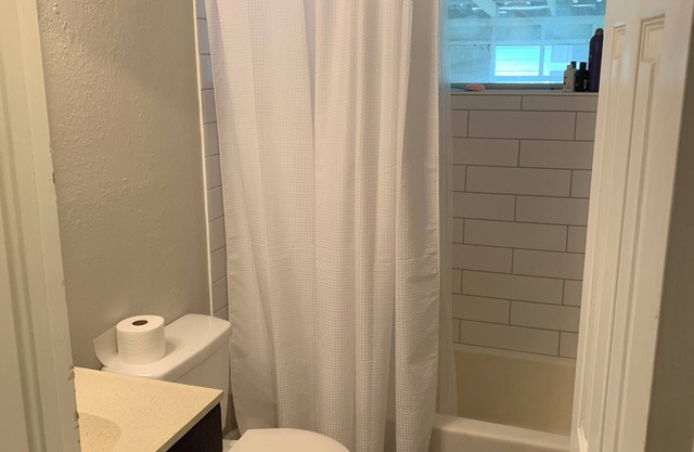 Spacious 4-bedroom house in amazing Stillwater with WiFi, AC