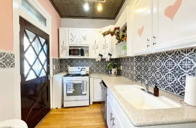 Spacious 4 bedroom home with NYC Views and FREE Parking