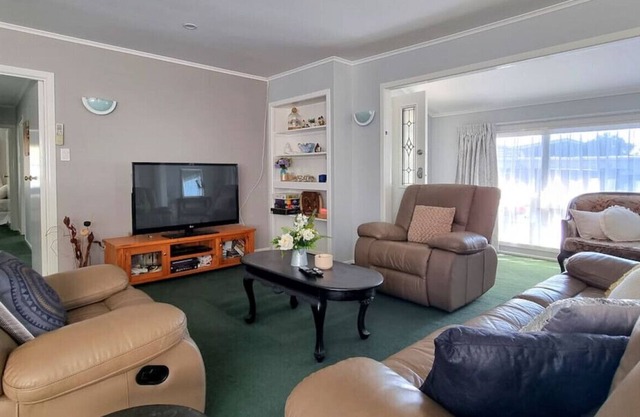 Spacious 4 - Bedroom Home With Free Parking