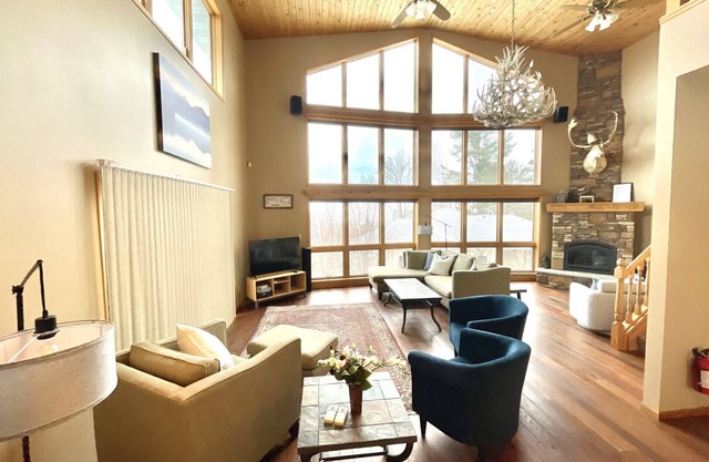 Spacious 4-bedroom house sleeps 20! Stunning views, walking distance to Bayfield