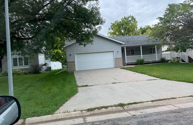 Spacious 4-bedroom house in charming Moorhead with fitness room, WiFi