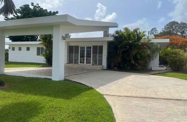 Spacious 4-bedroom house in tranquil Morovis with WiFi, Cable TV, AC rooms.