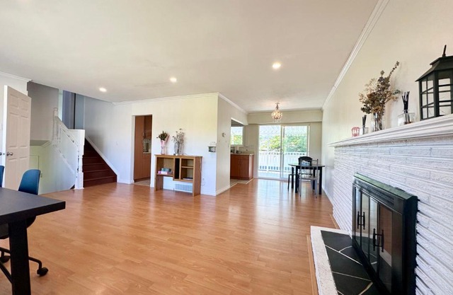 Spacious 4 Bedroom House Near YVR Airport, Transit & Shopping