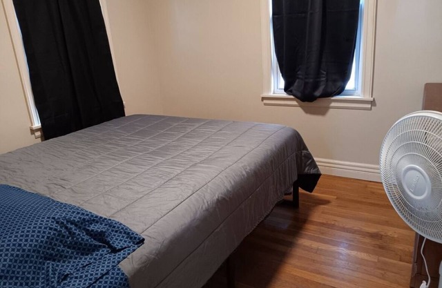 Spacious 4-bedroom house with AC, WiFi in fantastic Omaha