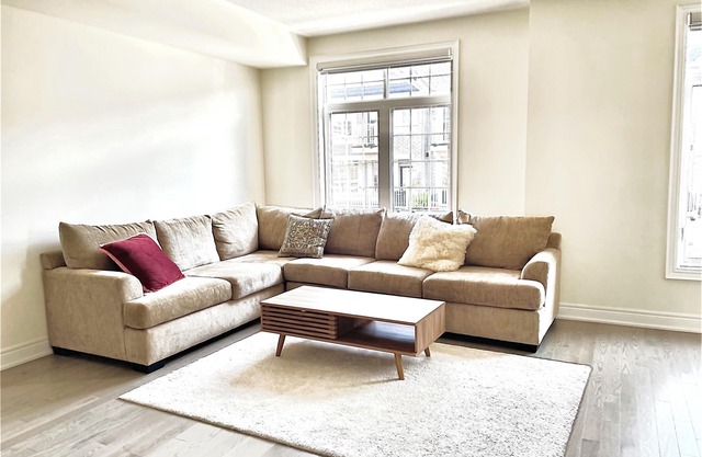Spacious 4 Bedroom Markham Townhouse with 2 Ensuite and King Memory Bed