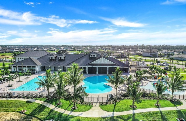 Spacious 4-bedroom pool house in nFort Myers with Resort Style Amenities