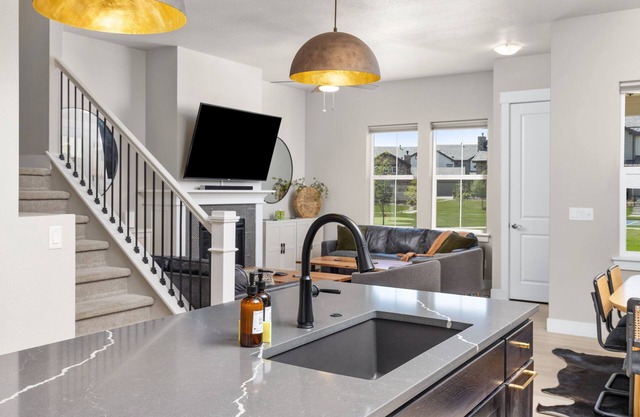 Spacious 4-bedroom townhome with AC and WiFi in charming Berthoud