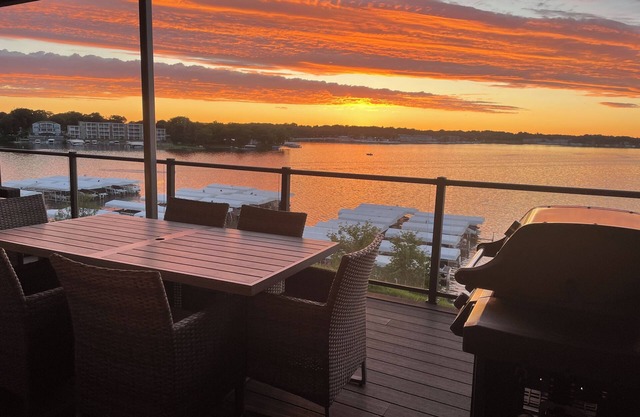 Spacious 4 BedroomnLakefront Luxury. Panoramic Views & 6 waterpark passes at BB.