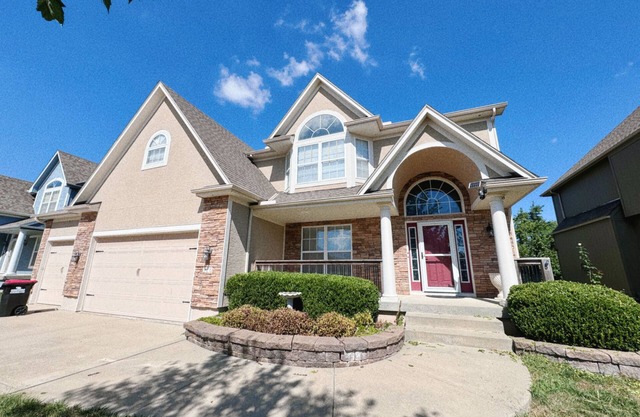 Spacious 4-bedroom house with WiFi and AC in fabulous Lee's Summit