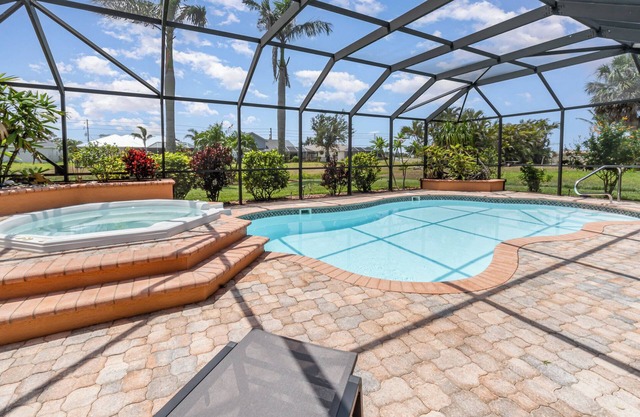Spacious 4-bedroom house with turquoise Pool and Spa on the water
