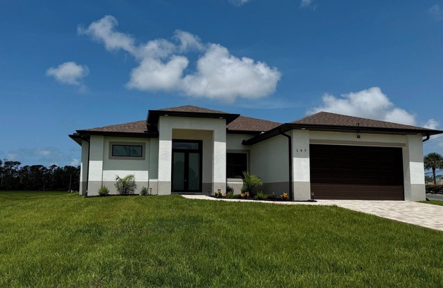 Spacious 4-bedroom house with pool in peaceful Rotonda West near the beach.