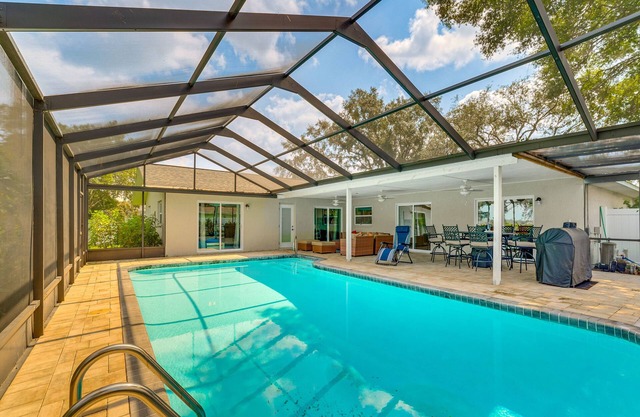 Spacious 4-bedroom house with fitness room, WiFi in brilliant Spring Hill