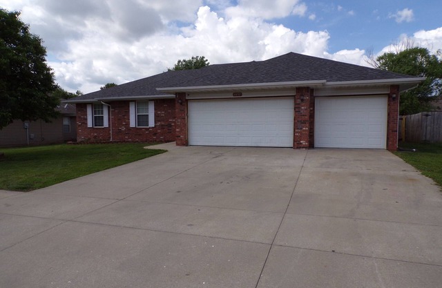 Spacious 4-bedroom house/Wi-Fi & Work Space/Garage/Fenced yard