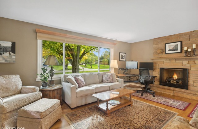 Spacious 4 BR Getaway in the Heart of Geneva. Walk to Downtown and the Fox!