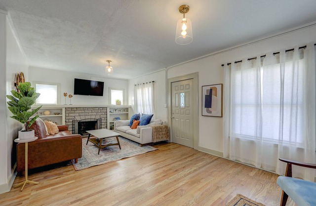 Spacious 4 BR house perfect for your large group!
