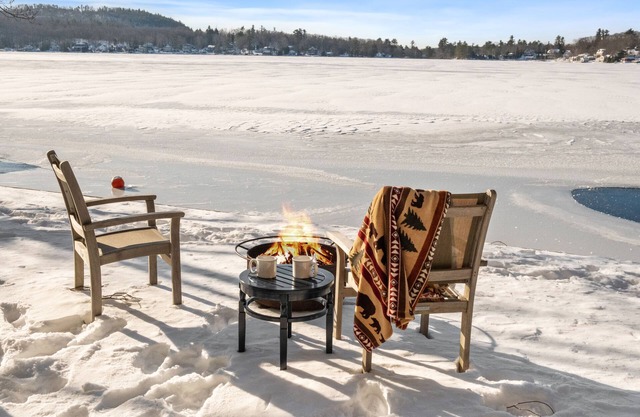 Spacious, 4 Season Lakefront Home on Merrymeeting Lake!