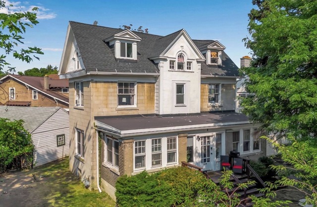 Spacious 4BR Near UB and Niagara Falls - Pet Friendly