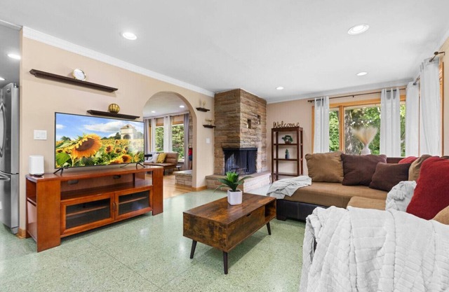 Spacious 4BR Retreat in Rockford