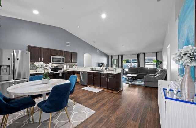 Spacious 4BR Retreat- Vero Beach