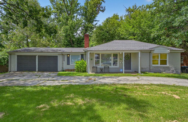 Spacious 4BR St. Louis Retreat Near Airport, Zoo & Downtown w/Firepit