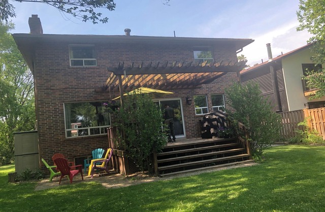 Spacious 5+2-bedroom house with AC, WiFi in charming Pickering