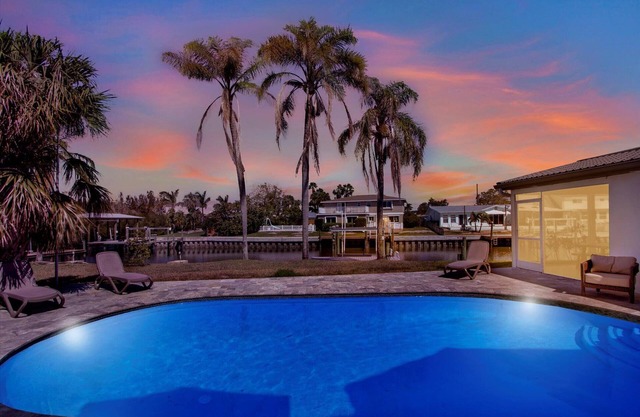 Spacious 5-bd 3.5bth Waterfront Retreat with Pool, Kayaks, and Game room