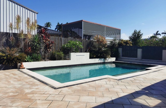 Spacious 5 bed house with pool