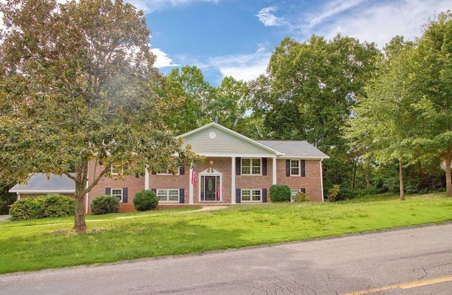 Spacious 5-bedroom, 3-bathroom house with pool table in delightful Rome