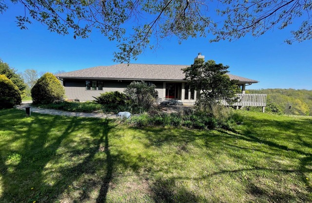 Spacious 5-bedroom 80 acres family farm retreat with AC, WiFi in rural Verona