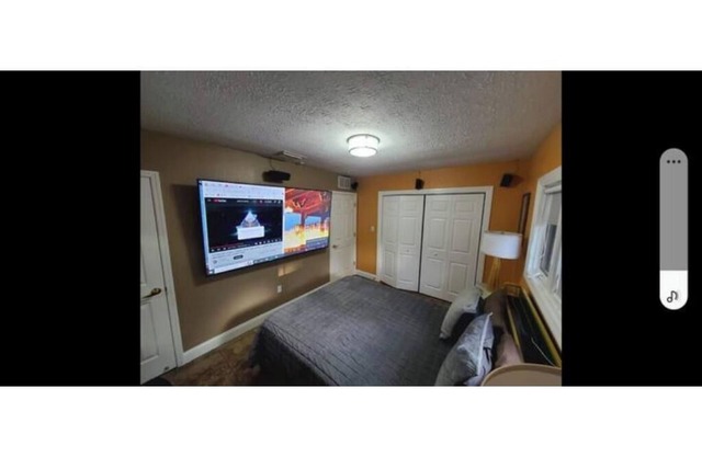 Spacious 5-bedroom apartment in charming Tampa with AC