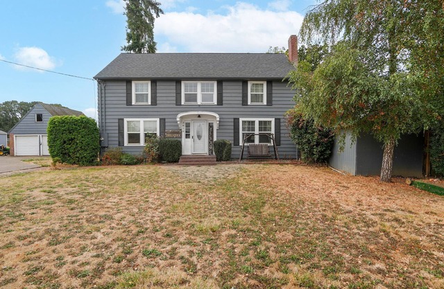 Spacious 5-bedroom farmhouse in superb Albany with AC. Close to i5, HWY 34, LBCC