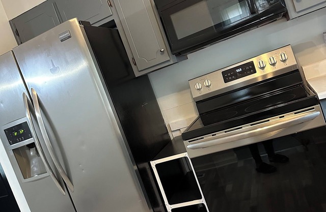Spacious 5-bedroom house in amazing Huntsville close to shopping and Downtown.