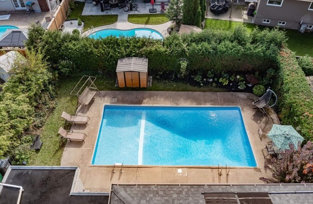 Spacious 5 bedroom home with pool and all-year hot tub. 17 Minutes from YYZ.
