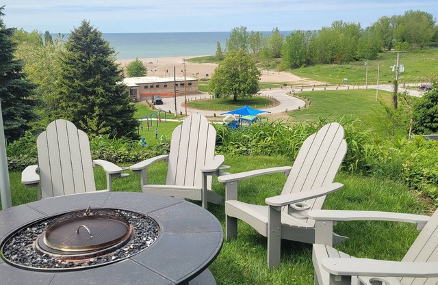 Spacious 5-bedroom house with room for 3 families & pups, in charming Ashtabula