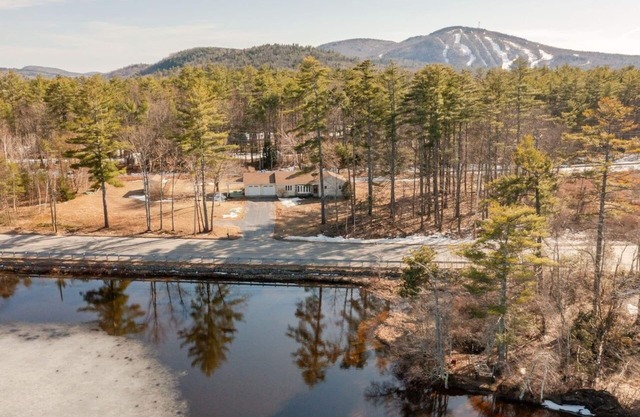 Spacious 5-bedroom house w/lake access, mountain views & close to ski resorts!