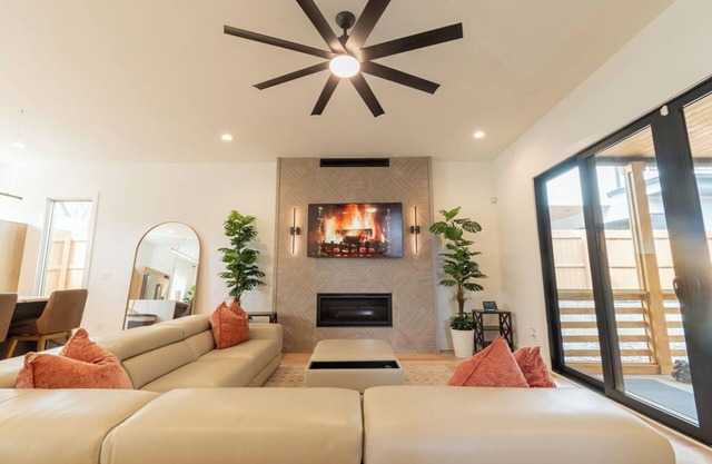 Spacious 5-Bedroom home w/Free Parking, Rooftop Deck 5 minutes from DT Atlanta