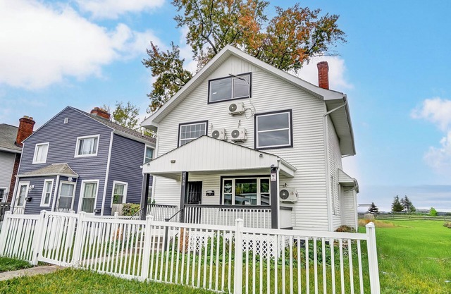 Spacious 5-bedroom house in Central Columbus Fenced Backyard