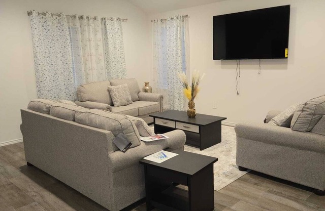 Spacious 5-bedroom house with WiFi and AC in charming Richmond.