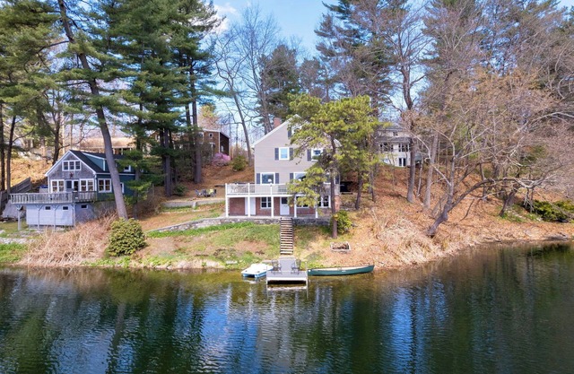 Spacious 5-bedroom house with WiFi and AC in charming Windham