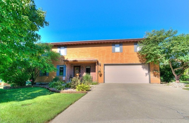 Spacious 5-bedroom house in enchanting Ames with Wi-Fi, Close to the Action!