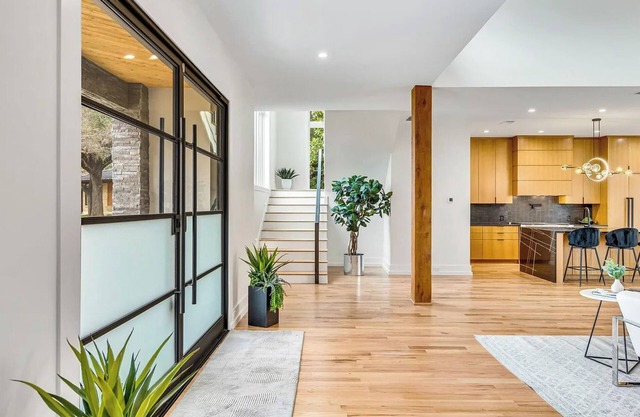 Spacious 5-bedroom house with pool in Dallas