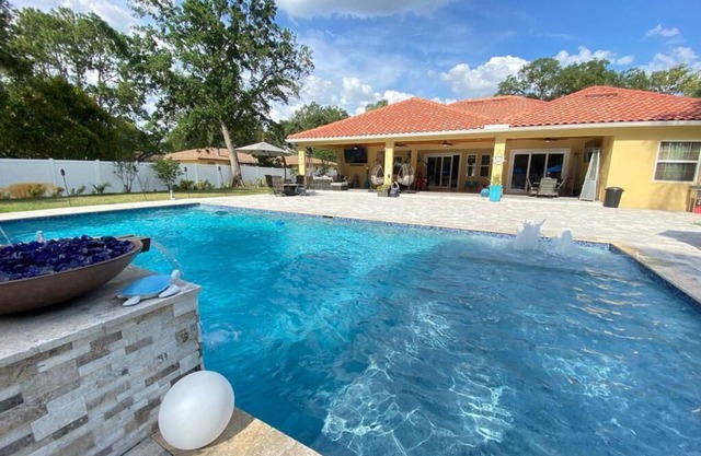 Spacious 5-bedroom house with WiFi, AC, Heated Pool and Jacuzzi in Central Tampa